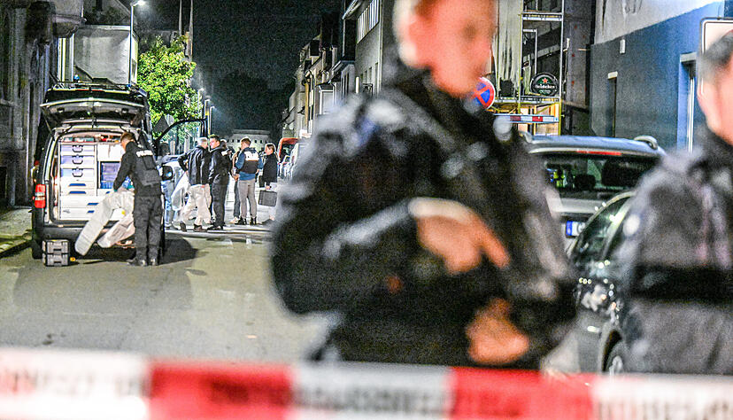 Die Polizei ist in Göppingen mit einem Großaufgebot im Einsatz gewesen. In einer Bar fielen Schüsse: Eine Person wurde getötet, zwei verletzt. Die Polizei ist in Göppingen mit einem Großaufgebot im Einsatz gewesen. In einer Bar fielen Schüsse: Eine Person wurde getötet, zwei verletzt.