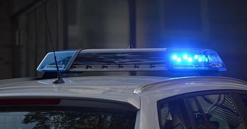 Vier Menschen werden beim Unfall in Fellbach leicht verletzt, nachdem ein Bus in eine Haltestelle gekracht ist. Der Fahrer hat womöglich Gaspedal und Bremse verwechselt.