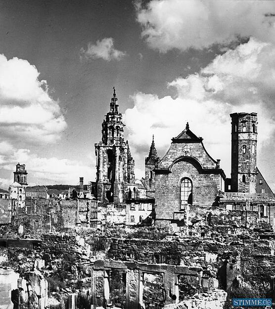 Heilbronn, ein Trümmerfeld: Blick vom Deutschhof auf das Deutschordensmünster, dahinter die Türme der Kilianskirche, links außen der Hafenmarktturm Heilbronn, ein Trümmerfeld: Blick vom Deutschhof auf das Deutschordensmünster, dahinter die Türme der Kilianskirche, links außen der Hafenmarktturm