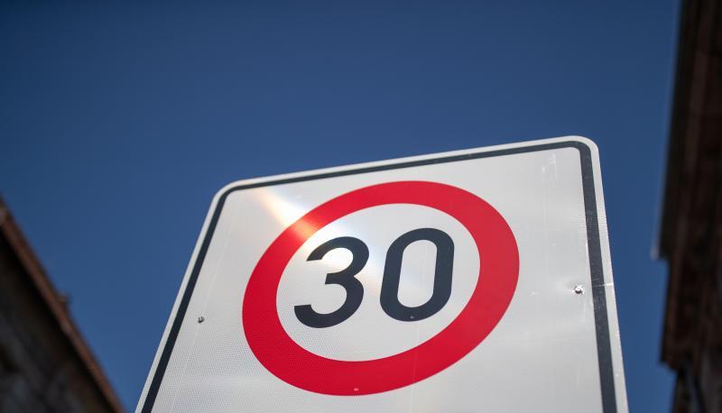 Ein Verkehrsschild weist auf eine Tempo-30-Zone hin.
