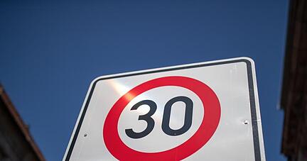 Ein Verkehrsschild weist auf eine Tempo-30-Zone hin.