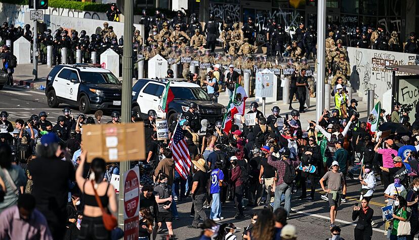 Menschen protestieren gegen die US-Migrationspolitik in Downtown LA. Menschen protestieren gegen die US-Migrationspolitik in Downtown LA.