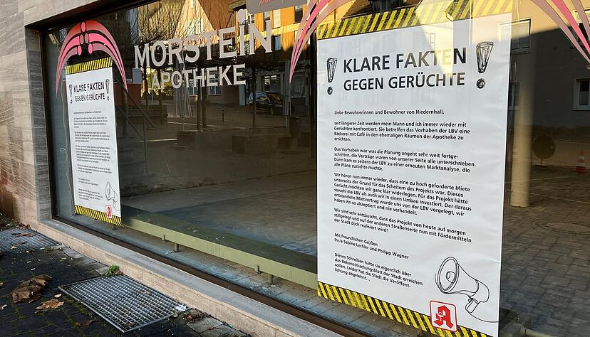 Mit zwei gro&szlig;en Plakaten im Schaufenster der leeren Gesch&auml;ftsr&auml;ume wendet sich die fr&uuml;here Inhaberin der Morstein-Apotheke an die &Ouml;ffentlichkeit.