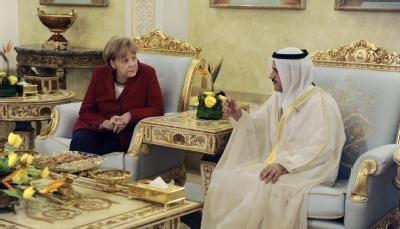 Bundeskanzlerin Angela Merkel führte in Abu Dhabi Gespräche mit Sultan bin Saeed Mansouri, dem Wirtschaftsminister der Vereinigten Arabischen Emirate. Bundeskanzlerin Angela Merkel führte in Abu Dhabi Gespräche mit Sultan bin Saeed Mansouri, dem Wirtschaftsminister der Vereinigten Arabischen Emirate.