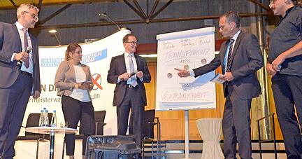 Auf Transparenz setzen alle Kandidaten, wenn auch in unterschiedlichem Ausmaß: Steffen Hertwig (links), Joachim Scholz und Ulrich Bertok (rechts). Julia Neuert und Christian Gleichauf haken nach. Fotos: Mario Berger
