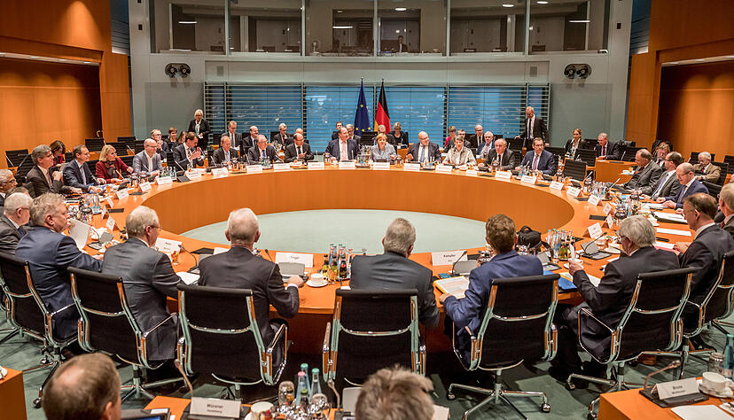 Beim zweiten Dieselgipfel trafen Bundeskanzlerin Angela Merkel (CDU) und Oberbürgermeister Harry Mergel (vorne) aufeinander. Mergel hofft jetzt auf zügige Auszahlung. Foto: dpa