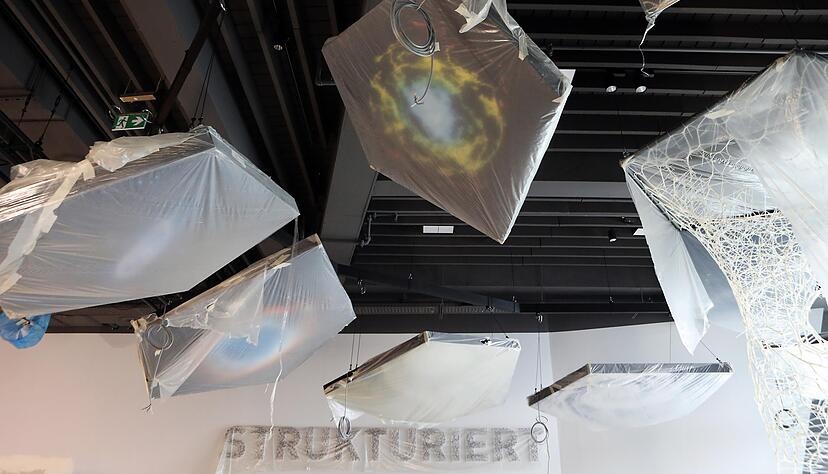 Erste Exponate an der Decke: Vom Atom bis zum Universum sollen sie die Welt veranschaulichen.