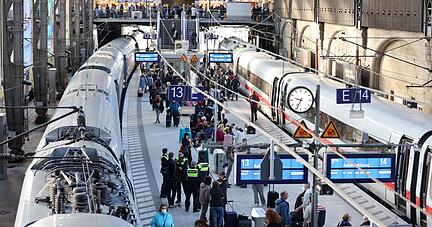 Eine technische Störung führte in Norddeutschland zum kompletten Stillstand im Fernverkehr. Eine technische Störung führte in Norddeutschland zum kompletten Stillstand im Fernverkehr.