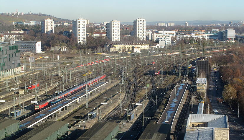 Blick auf die Gleise des Stuttgarter Hauptbahnhofs, aufgenommen am 25. November 2009. Das Bahnprojekt Stuttgart 21 ist von Anfang an umstritten. Ein Grund sind die hohen Kosten. Es zeigt sich, dass das Bahnvorhaben voraussichtlich eine Milliarde Euro teurer wird. Die Rede ist jetzt von 4,1 Milliarden Euro. Ursprünglich war mit Kosten von knapp 3,1 Milliarden Euro gerechnet worden. Blick auf die Gleise des Stuttgarter Hauptbahnhofs, aufgenommen am 25. November 2009. Das Bahnprojekt Stuttgart 21 ist von Anfang an umstritten. Ein Grund sind die hohen Kosten. Es zeigt sich, dass das Bahnvorhaben voraussichtlich eine Milliarde Euro teurer wird. Die Rede ist jetzt von 4,1 Milliarden Euro. Ursprünglich war mit Kosten von knapp 3,1 Milliarden Euro gerechnet worden.