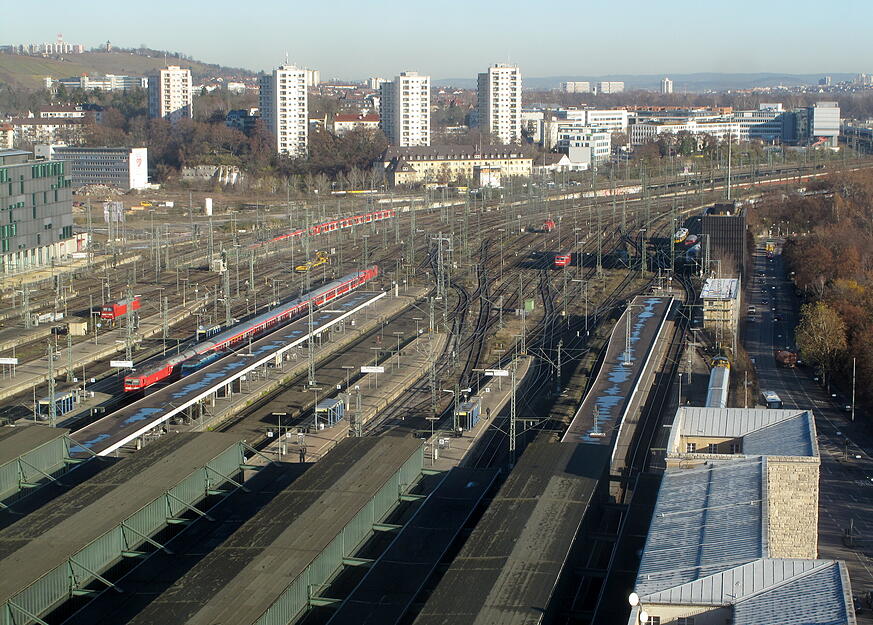 Blick auf die Gleise des Stuttgarter Hauptbahnhofs, aufgenommen am 25. November 2009. Das Bahnprojekt Stuttgart 21 ist von Anfang an umstritten. Ein Grund sind die hohen Kosten. Es zeigt sich, dass das Bahnvorhaben voraussichtlich eine Milliarde Euro teurer wird. Die Rede ist jetzt von 4,1 Milliarden Euro. Ursprünglich war mit Kosten von knapp 3,1 Milliarden Euro gerechnet worden. Blick auf die Gleise des Stuttgarter Hauptbahnhofs, aufgenommen am 25. November 2009. Das Bahnprojekt Stuttgart 21 ist von Anfang an umstritten. Ein Grund sind die hohen Kosten. Es zeigt sich, dass das Bahnvorhaben voraussichtlich eine Milliarde Euro teurer wird. Die Rede ist jetzt von 4,1 Milliarden Euro. Ursprünglich war mit Kosten von knapp 3,1 Milliarden Euro gerechnet worden.