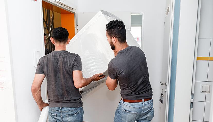 Damit kein Öl aus dem Kompressor in die Verdampferschlange gelangt, den Kühlschrank möglichst immer senkrecht stehend transportieren.
