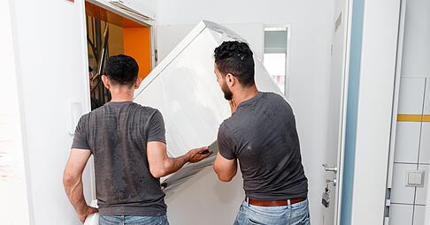 Damit kein Öl aus dem Kompressor in die Verdampferschlange gelangt, den Kühlschrank möglichst immer senkrecht stehend transportieren. Damit kein Öl aus dem Kompressor in die Verdampferschlange gelangt, den Kühlschrank möglichst immer senkrecht stehend transportieren.