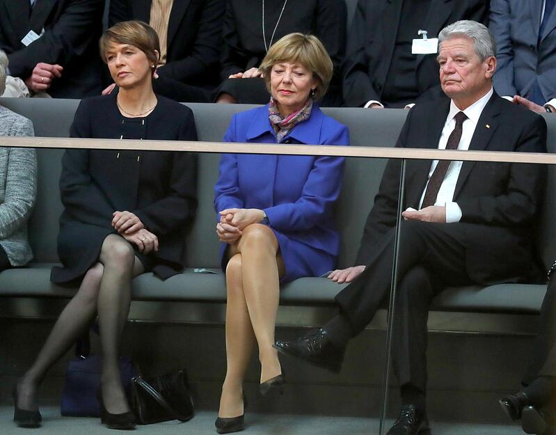Elke B&uuml;denbender (links), Frau des Kandidaten f&uuml;r das Amt des Bundespr&auml;sidenten Steinmeier und die Lebensgef&auml;hrtin des amtierenden Bundespr&auml;sidenten Joachim Gauck, Daniele Schadt sitzen in Berlin im Plenarsaal des Reichstagsgeb&auml;udes nebeneinader.