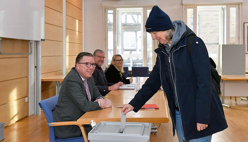 Beate Ackermann stimmt beim B&uuml;rgerentscheid im Rathaussaal ab. Am Mittag ist nicht viel los, am Abend liegt die Wahlbeteiligung bei rund 30 Prozent. 
Foto: Mario Berger
