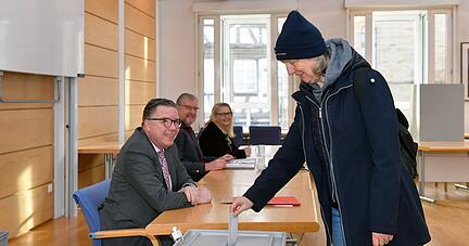 Beate Ackermann stimmt beim B&uuml;rgerentscheid im Rathaussaal ab. Am Mittag ist nicht viel los, am Abend liegt die Wahlbeteiligung bei rund 30 Prozent. 
Foto: Mario Berger