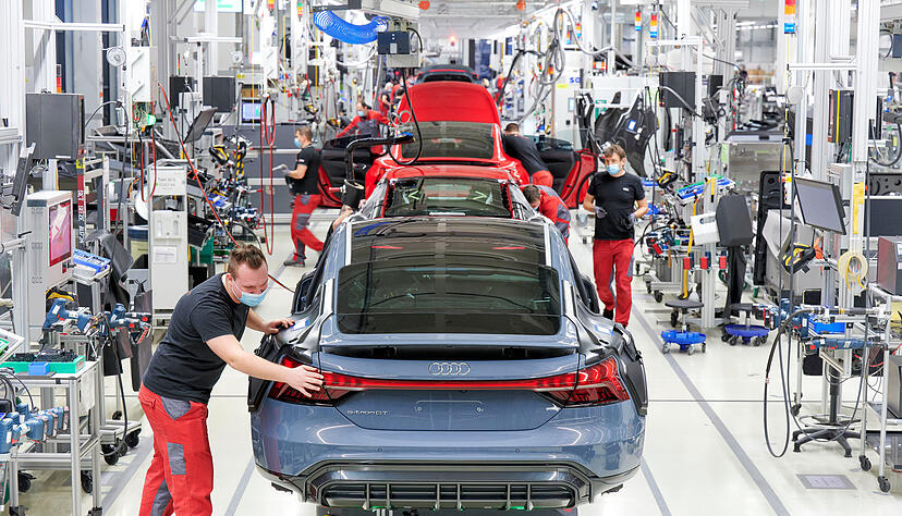 Ein Blick in die Produktion des vollelektrischen E-Tron GT. Die Nachfrage ging zuletzt deutlich zurück. Ein Blick in die Produktion des vollelektrischen E-Tron GT. Die Nachfrage ging zuletzt deutlich zurück.