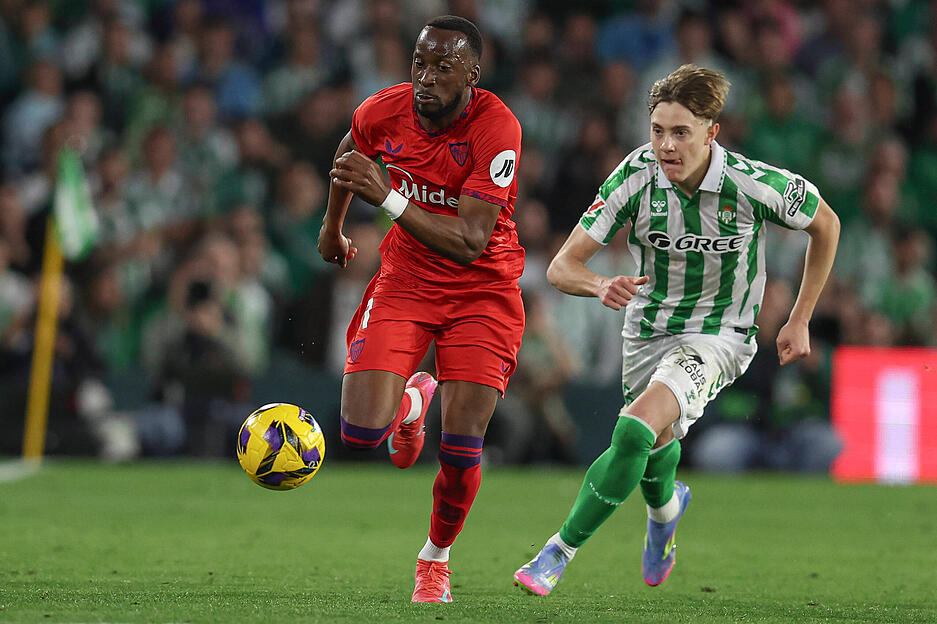 Der Marktwert des Rechtsau&szlig;en liegt bei rund 20 Millionen Euro. Aber: Es gibt wohl Geldprobleme in Sevilla.