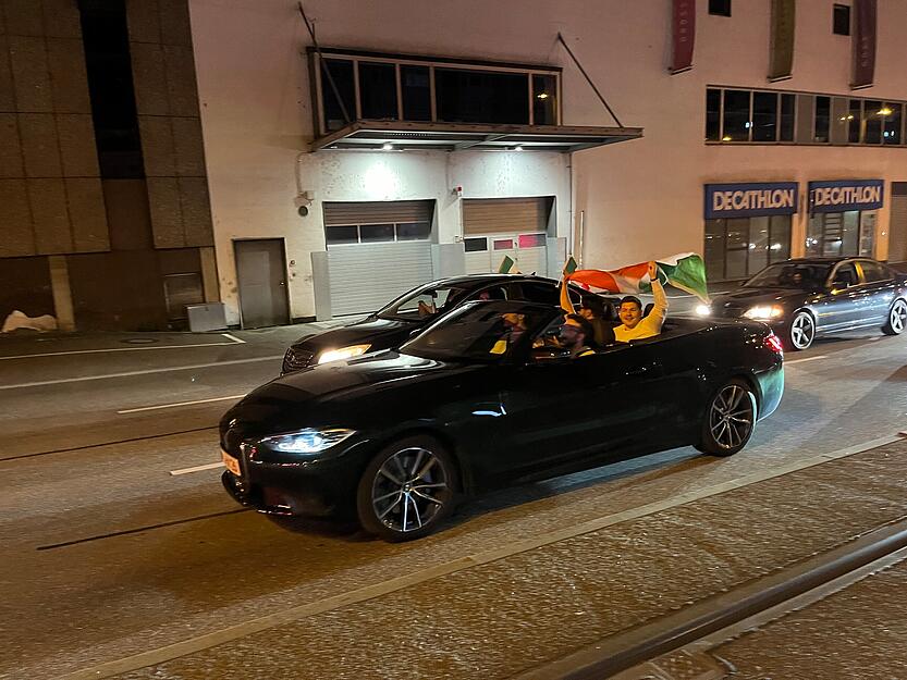 Italien-Fans schauten aus den Fenstern und hielten ihre Flaggen hoch. Italien-Fans schauten aus den Fenstern und hielten ihre Flaggen hoch.