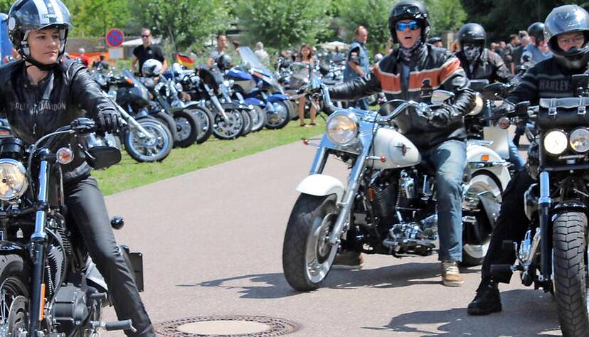 Kurz vor dem Startschuss zum siebten Hohenlohe Harley Run finden sich immer mehr Harley-Davidson-Fahrer am Biergarten auf den Wertwiesen am Kocherfreibad ein.Foto: Sabine Weiß Kurz vor dem Startschuss zum siebten Hohenlohe Harley Run finden sich immer mehr Harley-Davidson-Fahrer am Biergarten auf den Wertwiesen am Kocherfreibad ein.Foto: Sabine Weiß