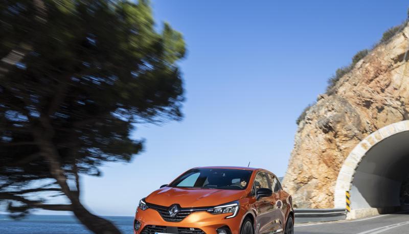 Mit einer Spitzengeschwindigkeit von 200 km/h gehört der Clio zwar nicht zu den Schnellsten seiner Klasse, flink und souverän unterwegs ist er aber dennoch. Mit einer Spitzengeschwindigkeit von 200 km/h gehört der Clio zwar nicht zu den Schnellsten seiner Klasse, flink und souverän unterwegs ist er aber dennoch.