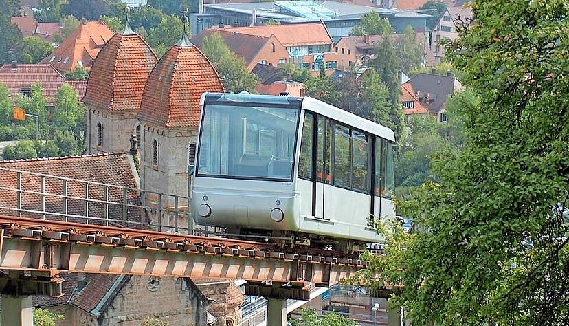 Die Künzelsauer Bergbahn verbindet seit 1999 die Innenstadt mit dem Stadtteil Taläcker. Die Künzelsauer Bergbahn verbindet seit 1999 die Innenstadt mit dem Stadtteil Taläcker.