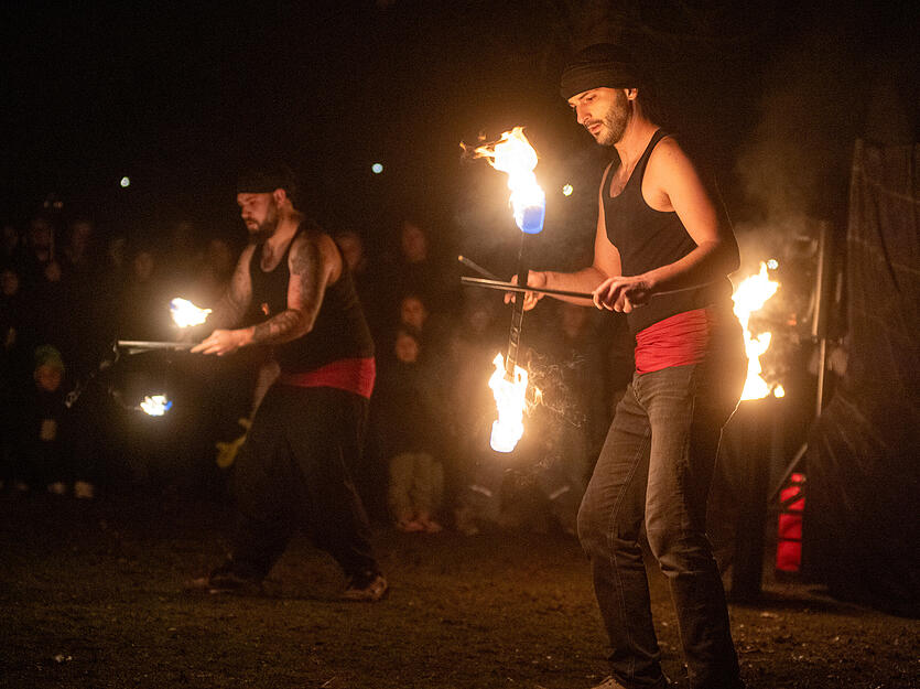 Am 6. und 7. Dezember lädt die Seeweihnacht am Breitenauer See mit Kunsthandwerk, Musik und Feuershow ein.