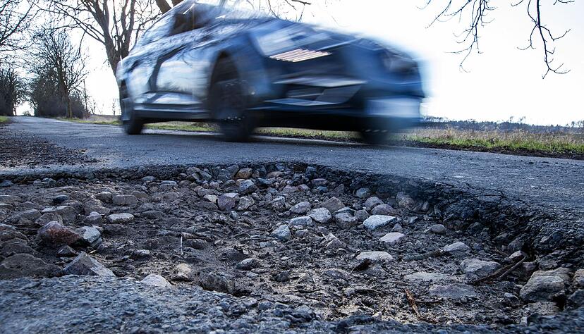 Wer mit hohem Tempo durch ein Schlagloch f&auml;hrt, riskiert Sch&auml;den an Lenkung, Radaufh&auml;ngung, Reifen und Felgen.