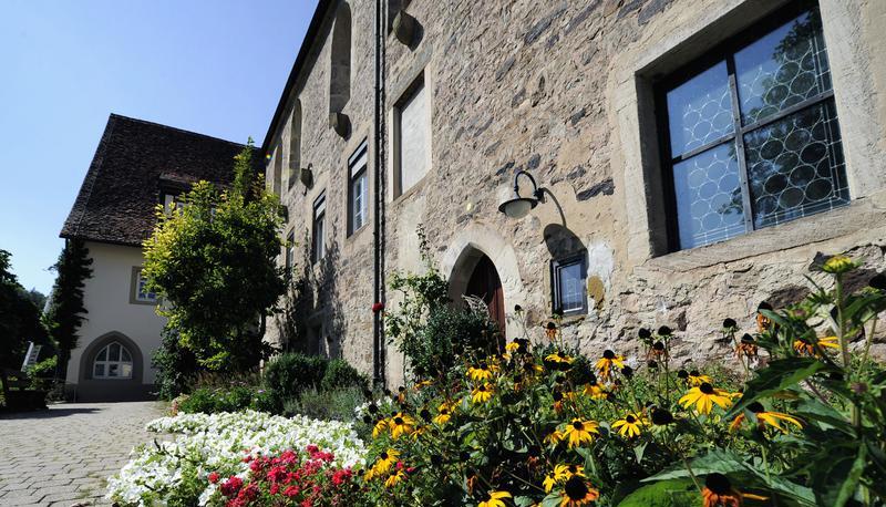 Die Klosterkirche in Lichtenstern: Links im Bild sind die Vorspr&uuml;nge zwischen den beiden Fensterreihen zu sehen. Dort lag zu Zeiten des Klosters das Pultdach f&uuml;r den Kreuzgang auf.
Fotos: Dennis Mugler