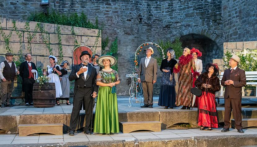 Bild oben: Jagsttalbühne Möckmühl 2019 mit "Das Wirtshaus im Spessart", Bild unten:Burgfestspiele Stettenfels mit "Das Käthchen und der Hochstapler"