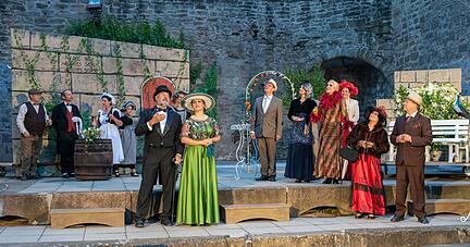Bild oben: Jagsttalbühne Möckmühl 2019 mit "Das Wirtshaus im Spessart", Bild unten:Burgfestspiele Stettenfels mit "Das Käthchen und der Hochstapler"
