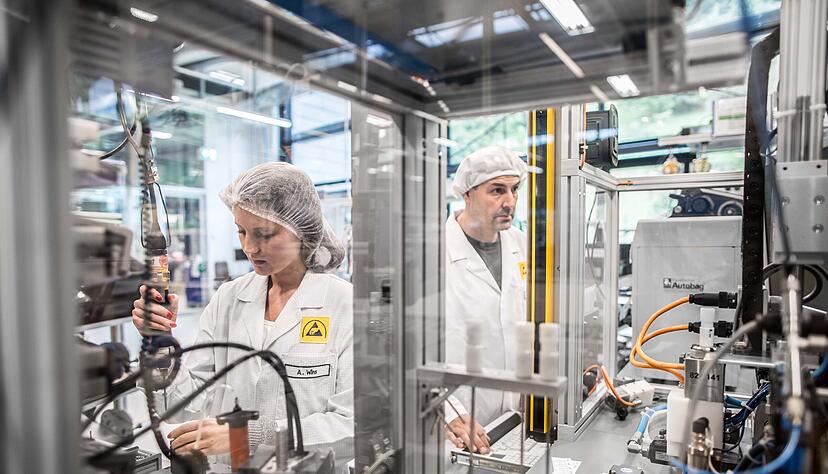 Arbeit im Reinraum: Die Ingelfinger sind stolz auf eine hohe Fertigungstiefe von der Entwicklung &uuml;ber die Werkzeugfertigung bis zur Programmierung.
Fotos: B&uuml;rkert/Gleichauf