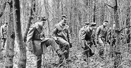 Dutzende Polizisten durchkämmen ein Waldgebiet bei Gundelsheim-Böttingen. In der Nähe fanden Waldarbeiter die Leiche von Christine Piller.
Foto: Archiv/Wendt Dutzende Polizisten durchkämmen ein Waldgebiet bei Gundelsheim-Böttingen. In der Nähe fanden Waldarbeiter die Leiche von Christine Piller.
Foto: Archiv/Wendt