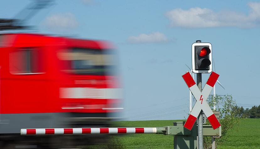 Auch ein Fahrgast erlitt eichte Verletzungen. (Symbolfoto)