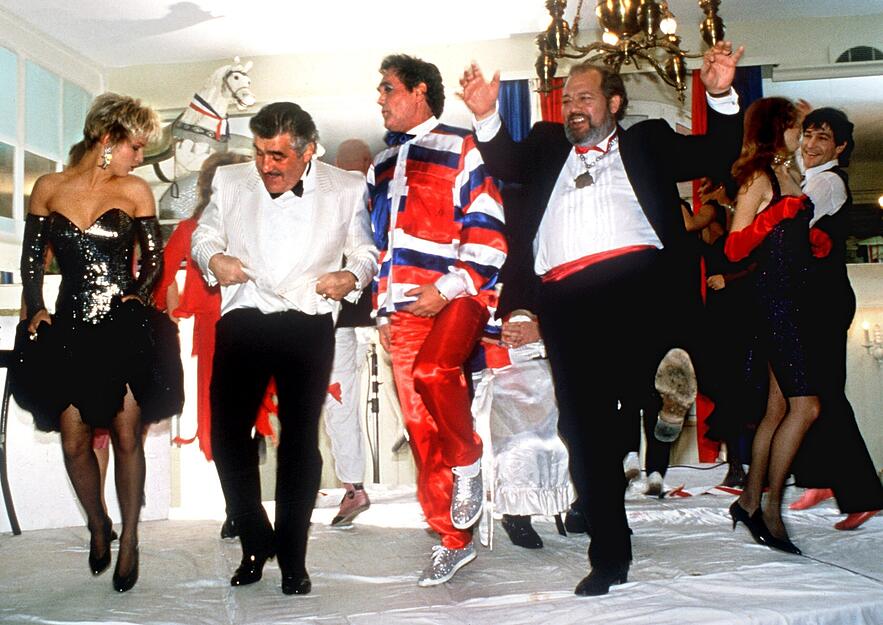 Die Schauspieler Corinna Drews (l-r), Mario Adorf und Harald Leipnitz in der BR-Kultserie "Kir Royal" 1985.