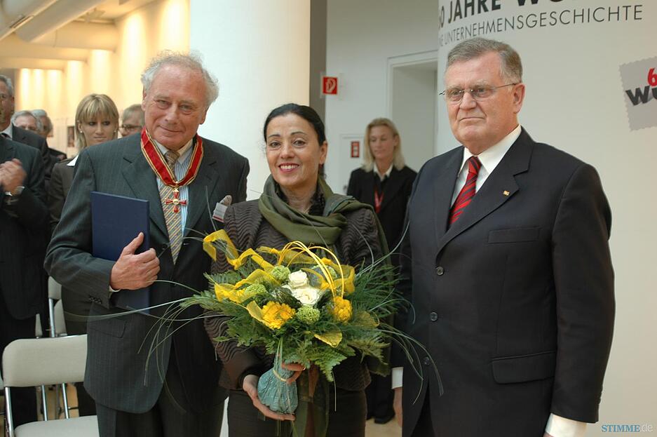 2005 erhält Reinhold Würth zu seinem 70. Geburtstag das Bundesverdienstkreuz, seine Frau Carmen posiert gemeinsam mit Ministerpräsident Erwin Teufel für das Ehrenbild.