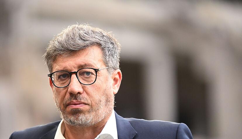 Claus Vogt, Präsident des VfB Stuttgart vor Spielbeginn. Claus Vogt, Präsident des VfB Stuttgart vor Spielbeginn.