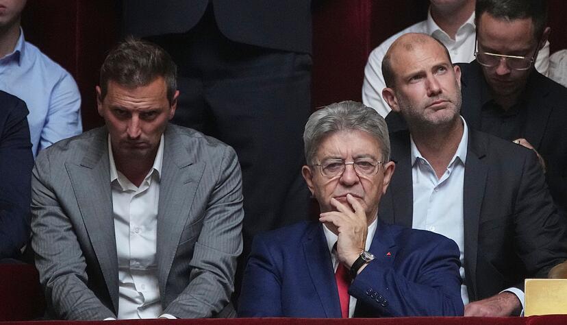 Die Linkspartei fordert nach dem Sturz von Bayrous Regierung auch den Rücktritt von Präsident Emmanuel Macron. Die Linkspartei fordert nach dem Sturz von Bayrous Regierung auch den Rücktritt von Präsident Emmanuel Macron.