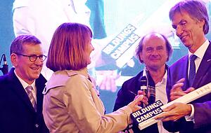 Oliver Lenzen, Rektor der Hochschule Heilbronn (rechts), nimmt stellvertretend den Schlüssel von den Stiftungsgeschäftsführern Silke Lohmiller und Reinhold Geilsdörfer entgegen. Im Hintergrund der verantwortliche Architekt Achim Söding von Auer Weber aus Stuttgart. 
Fotos: Matthias Heibel