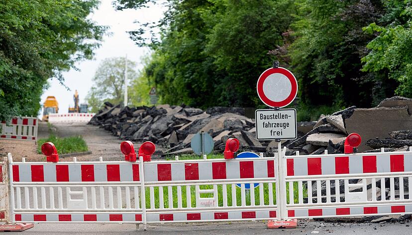 Eine der Sontheimer Hauptstraßen, die Lauffener plus Lutzstraße, bekommt eine neue Asphaltdecke. Umleitungen sind ausgeschildert. Eine der Sontheimer Hauptstraßen, die Lauffener plus Lutzstraße, bekommt eine neue Asphaltdecke. Umleitungen sind ausgeschildert.