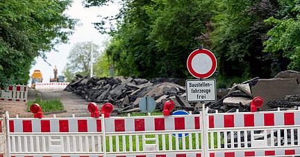 Eine der Sontheimer Hauptstraßen, die Lauffener plus Lutzstraße, bekommt eine neue Asphaltdecke. Umleitungen sind ausgeschildert.
Foto: Mario Berger