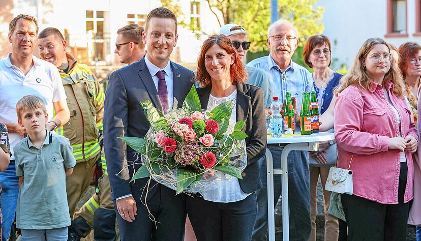 Kai Kohlenberger freut sich gemeinsam mit seiner Frau Kathrin &uuml;ber die gewonnene Wahl: Er ist der alte und neue Ittlinger B&uuml;rgermeister.