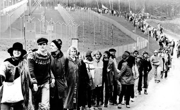 1983. Gewaltloser Ostermarsch auf der Waldheide. Knapp 30.000 Teilnehmer nehmen an der größten Heilbronner Friedens-Kundgebung teil.
