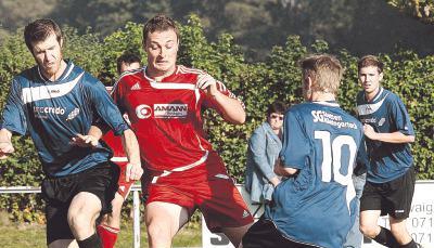Dominik Baumann (Mitte) &minus; hier gegen Benjamin Unterseher (links) und Ricky Powalla &minus; sicherte dem SV Massenbachhausen durch ein Tor in der 89. Minute ein Unentschieden.Foto: Alexander Bertok