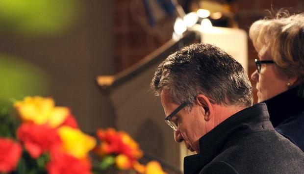 Verteidigungsminister Thomas de Maiziere (CDU) und Gattin Martina stehen in der Sankt Marienkirche in Uelzen vor dem Sarg des ehemaligen Verteidigungsministers Struck. Foto: Holger Hollemann Verteidigungsminister Thomas de Maiziere (CDU) und Gattin Martina stehen in der Sankt Marienkirche in Uelzen vor dem Sarg des ehemaligen Verteidigungsministers Struck. Foto: Holger Hollemann