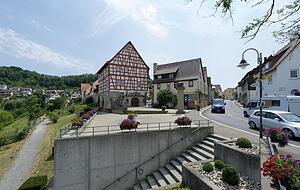 Die vom Weinbau geprägte Gemeinde Löwenstein zeichnet sich auch durch eine Vielzahl an historischer Bausubstanz aus. Die vom Weinbau geprägte Gemeinde Löwenstein zeichnet sich auch durch eine Vielzahl an historischer Bausubstanz aus.