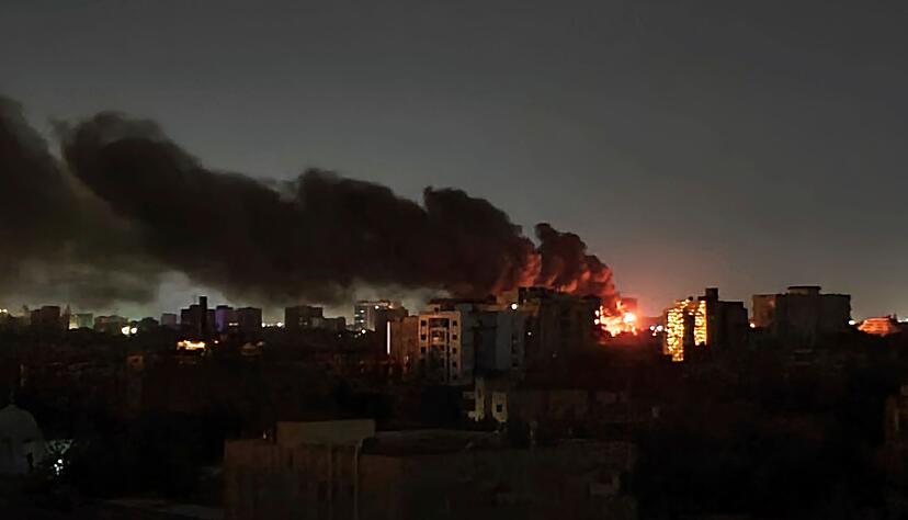 Rauch steigt nach einem Angriff &uuml;ber Khartum auf.