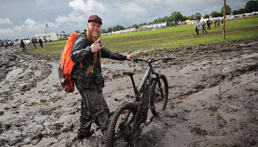 Metal-Fan Lukas hat trotz oder wegen des schlammigen Festivalgel&auml;nde eine gute Zeit.