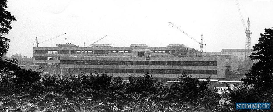 Nach nur 8 Monaten Bauzeit steht der Rohbau. Am 18. Oktober 1974 wird Richtfest gefeiert.