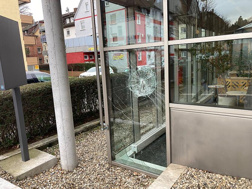 Wie die Polizei mitteilte, gelangt ein unbekannter Mann am Donnerstagabend gegen 21.20 Uhr  auf das Gelände in der Lerchenstraße und warf mit Pflastersteinen 16 Fensterscheiben des Gebäudes ein. Wie die Polizei mitteilte, gelangt ein unbekannter Mann am Donnerstagabend gegen 21.20 Uhr  auf das Gelände in der Lerchenstraße und warf mit Pflastersteinen 16 Fensterscheiben des Gebäudes ein.