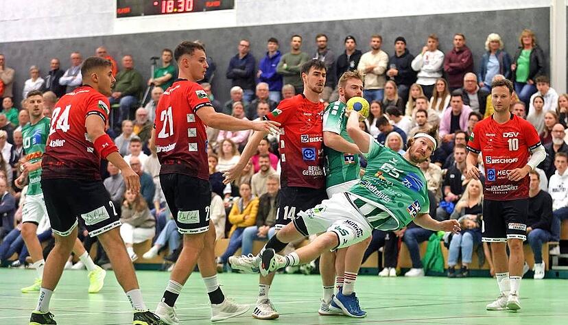 Sven Kroll beim Torwurf. Der Fleiner traf gegen die SG Schozach-Bottwartal fünf Mal – sein wichtigstes Tor war das Siebenmeter-25:25 ganz zum Schluss. Sven Kroll beim Torwurf. Der Fleiner traf gegen die SG Schozach-Bottwartal fünf Mal – sein wichtigstes Tor war das Siebenmeter-25:25 ganz zum Schluss.